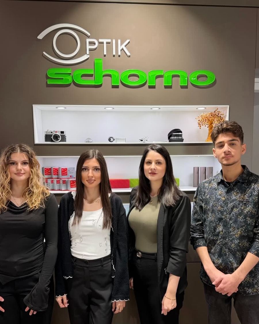 Alessandra Hug, Alejna Ameti, Nathalie Gosteli und Hema Tazik im Geschäft vor der Logowand