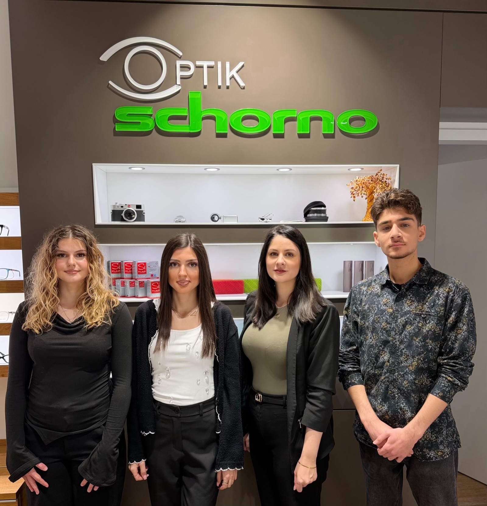 Das Team von Optik Schorno: Nathalie Gosteli, Alejna Ameti, Alessandra Hug und Hema Tazik im Geschäft in Volketswil